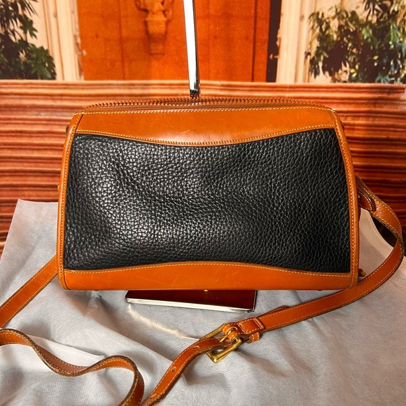 Dooney & Bourke Black and Tan Leather Crossbody Shoulder Bag, great condition - Picture 7 of 17